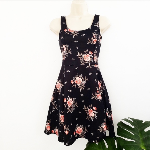 H&M Dresses & Skirts - SALE! NWOT H&M FLORAL DRESS SIZE 4
